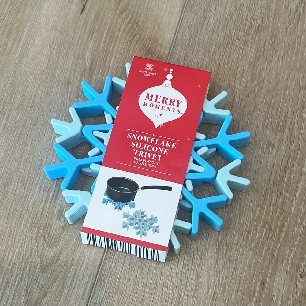 NWT Merry Moments Snowflake Silicone Trivet set of 2